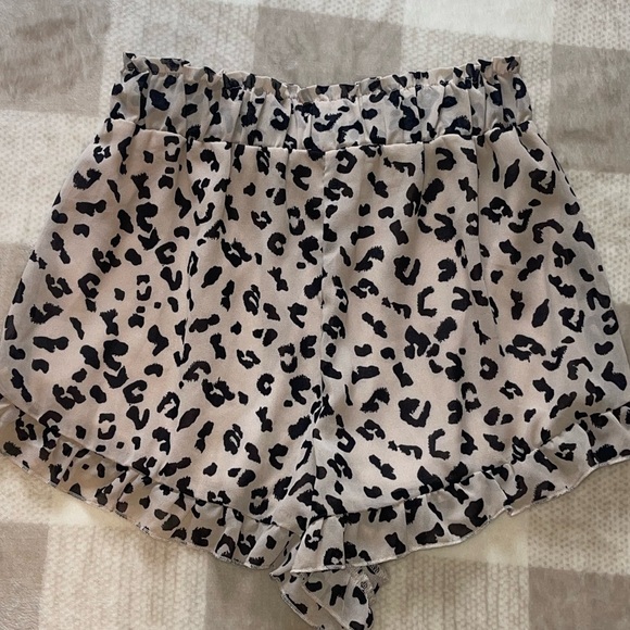 Francesca's Collections Pants - Francesca’s Harper Heritage leopard print ruffled hem shorts
